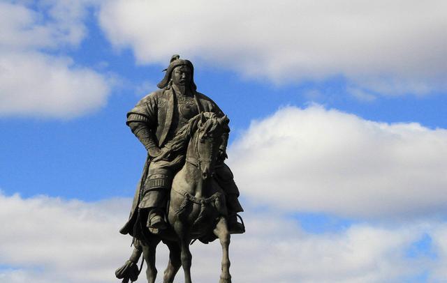 世界最大的成吉思汗雕像,不在国内,成了外国人引以为傲的建筑!