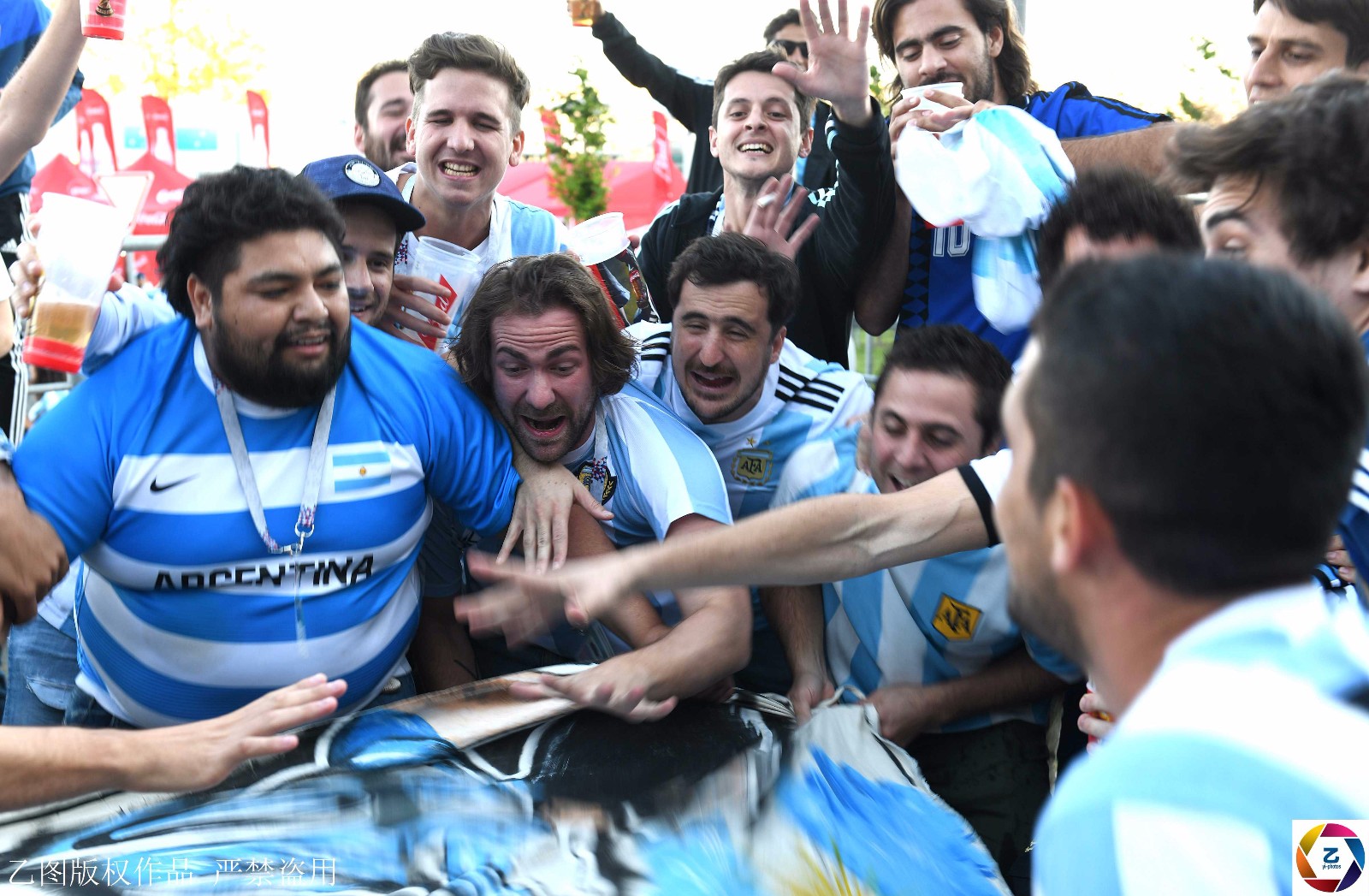 梅西进球,阿根廷绝境出线,球迷喜极而泣如坐过山车