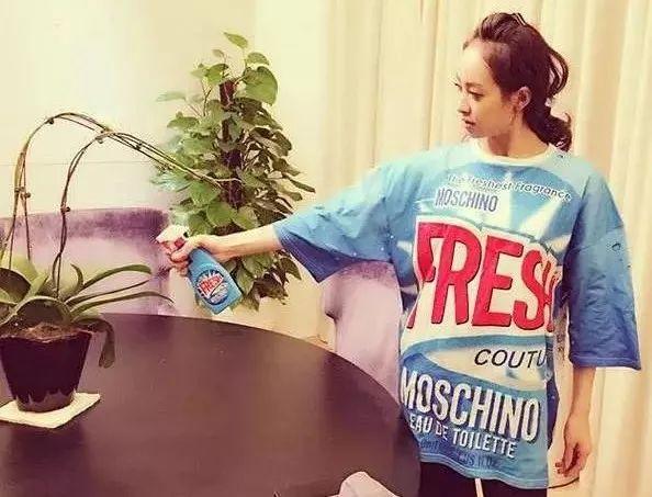 黄子韬手机壳自恋,千玺手机壳真潮,鹿晗跟助理