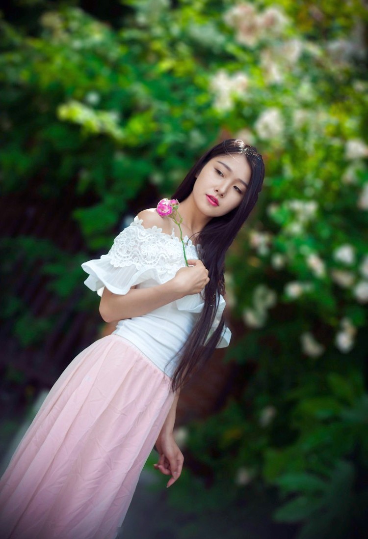 一个行走在路边如花一般美丽的长发姑娘!