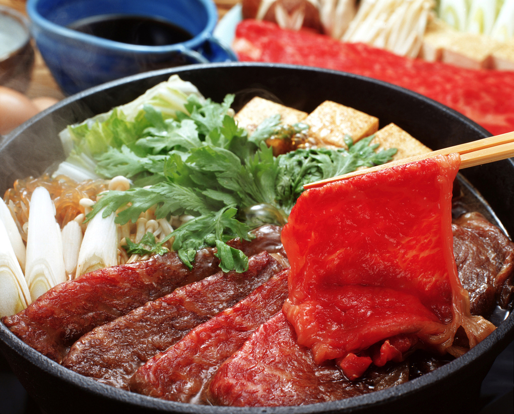 一般在餐馆吃寿喜烧的时候,都会有以下的配菜:大白菜,水菜,洋葱,葛粉