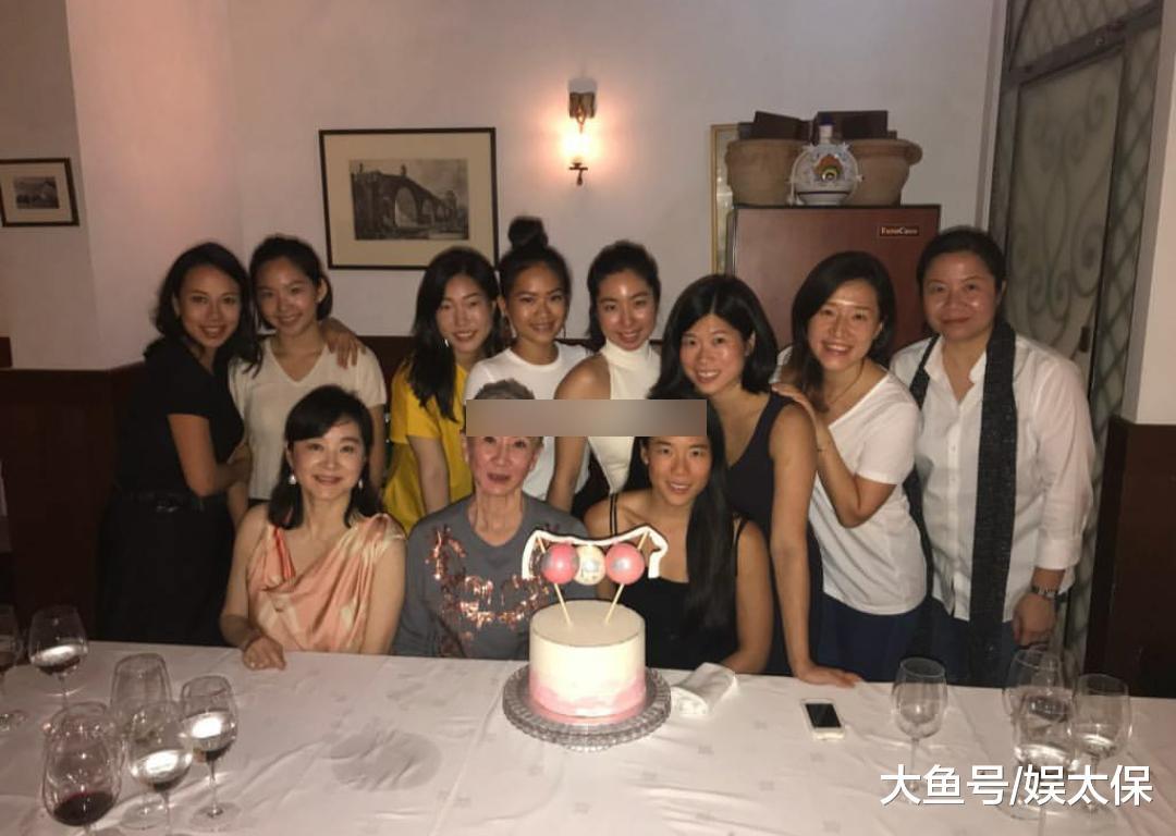 林青霞携三个女儿参加聚会 邢爱林更像妈妈 18岁小女儿越来越甜
