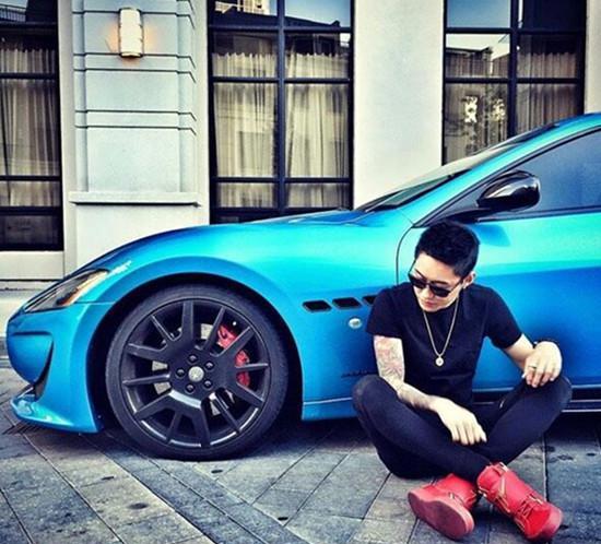 富二代城会玩歌手屠洪刚继子近照曝光开豪车揽辣妹组图