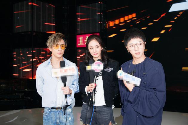 杨幂《明日之子2》疑暗讽薛之谦:希望他们不要摔话筒!