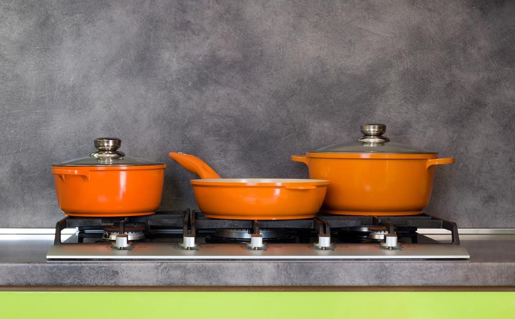 厨房里叮叮当当的锅碗瓢盆