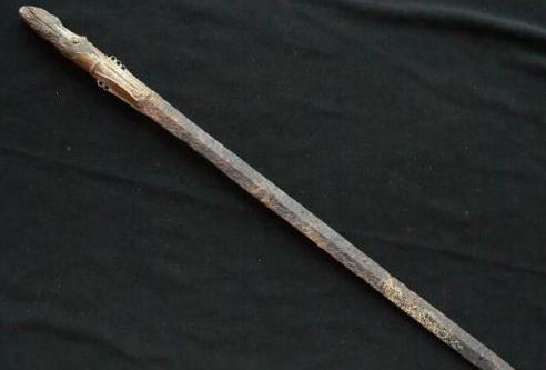 三国时期曹操部将典韦,骁勇善战,善于使用双戟和大刀.