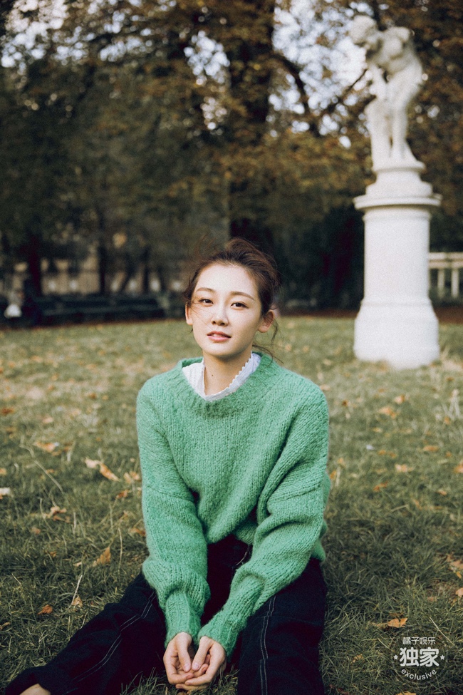 苗苗巴黎街拍曝光 迎风而笑温暖治愈