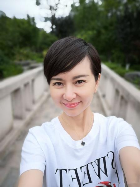 女歌手甘萍近照,48岁如少女,嫁曾身价最高国足,一家三口曝光