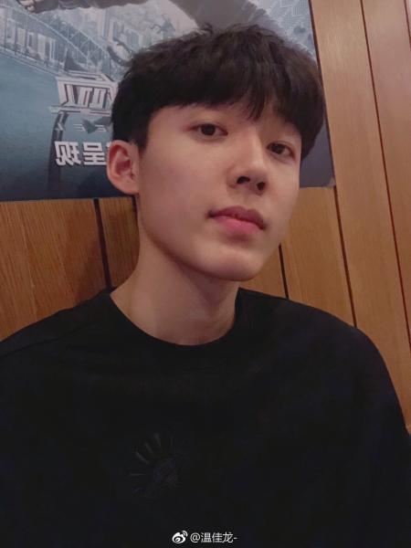 姓名温佳龙生日19990310学校吉林大学兴趣爱好打篮球唱歌