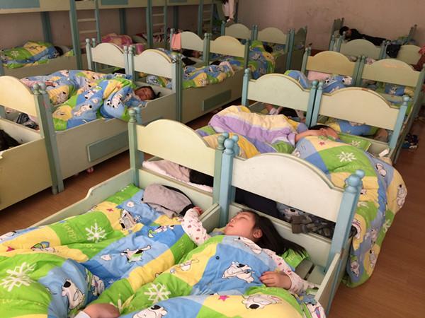 幼儿园老师通常都会这样做来让孩子睡觉,特别管用