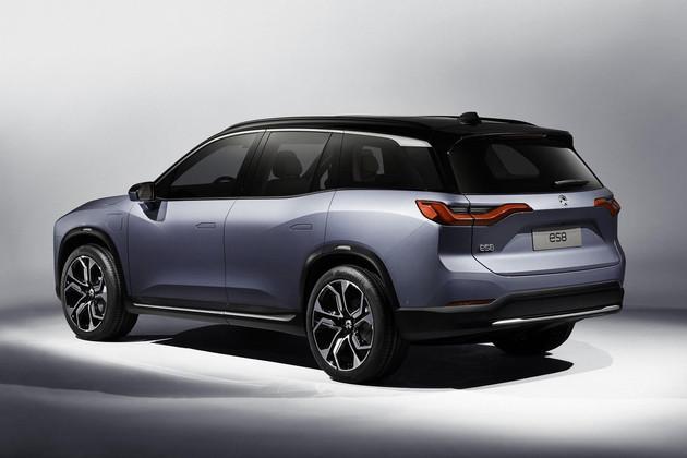 外观方面,es8连续了家族式的x-bar外观规划,x形镀