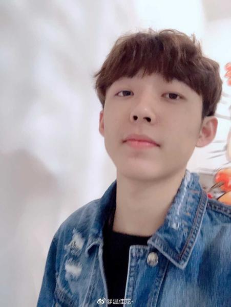 姓名温佳龙生日19990310学校吉林大学兴趣爱好打篮球唱歌