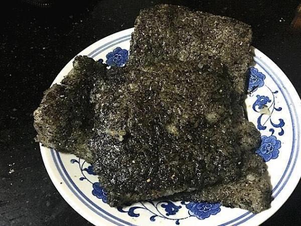 老夫妻"吃糠咽菜"将退休金寄给儿子,儿子:钱不够花啊