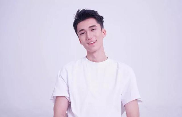 坐拥185万粉丝的金牌主播苏小白,优秀的直播表现力让他有着超强的直播