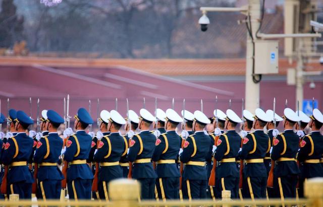 敬礼！实拍解放军三军仪仗队国旗护卫队降旗仪式！太美太震撼！|国旗护卫队|降旗|仪仗队_新浪新闻