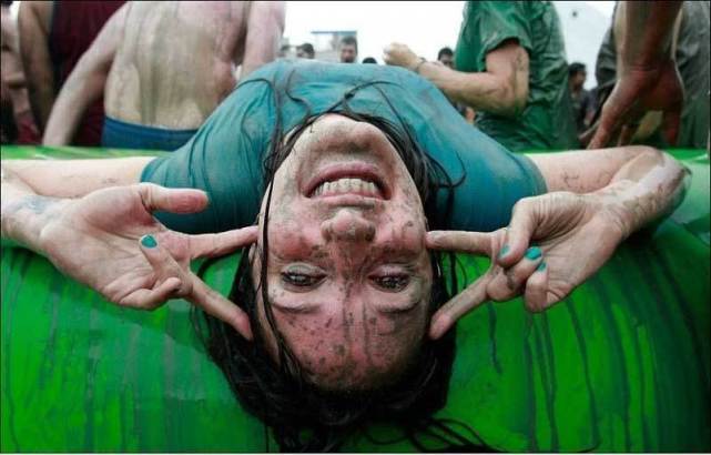 这是世界最脏的活动,萝莉瞬间变成黑妹,每年却有200万人参加