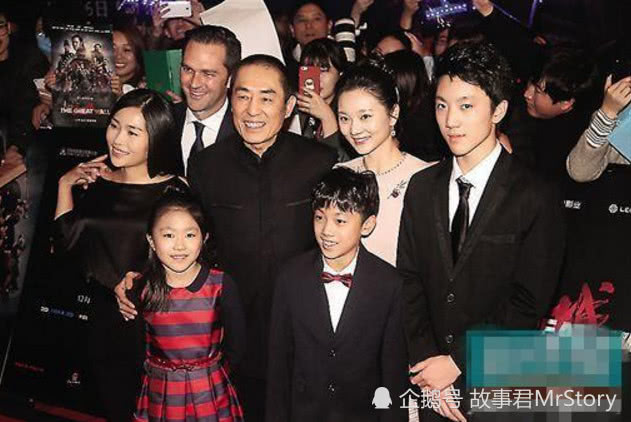 张艺谋老婆晒全家福:结婚7年老大已17岁,哪个孩子最像爹?