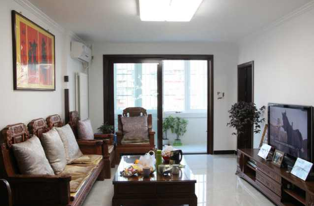 客厅的装修,重新铺的瓷砖,还是抛釉的,白天阳光照进来,整个客厅看起都