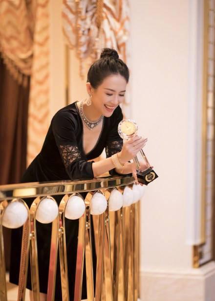 章子怡左手右手一个慢动作祝大家圣诞快乐