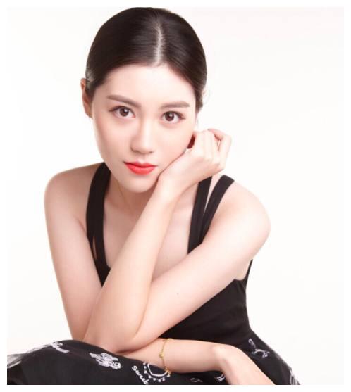 《暖春》小花成名,长大风格突变,网友:一个性感一个可爱|暖春|齐如意