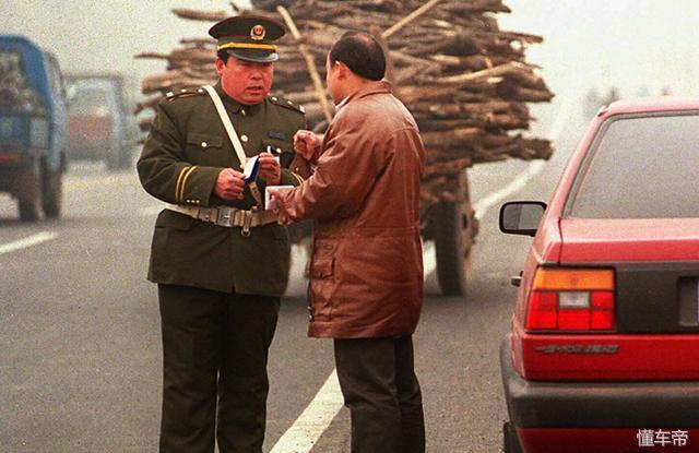 看到了1996年的汽车价格表网友用现在的工资依然买不起
