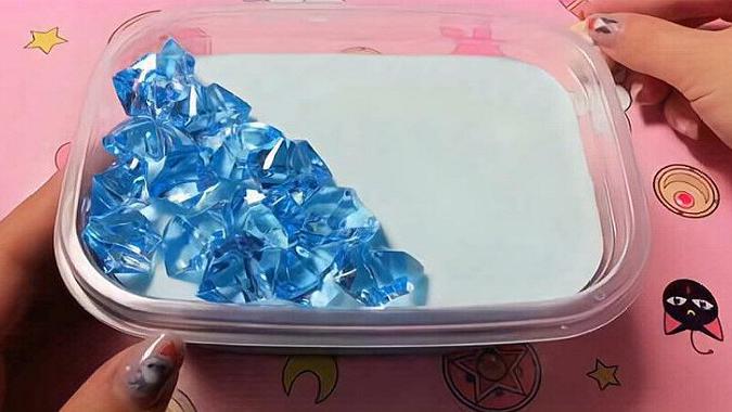 戳一个"冰山"超厚的冰山泥,上面还要撒些冰晶,美哭