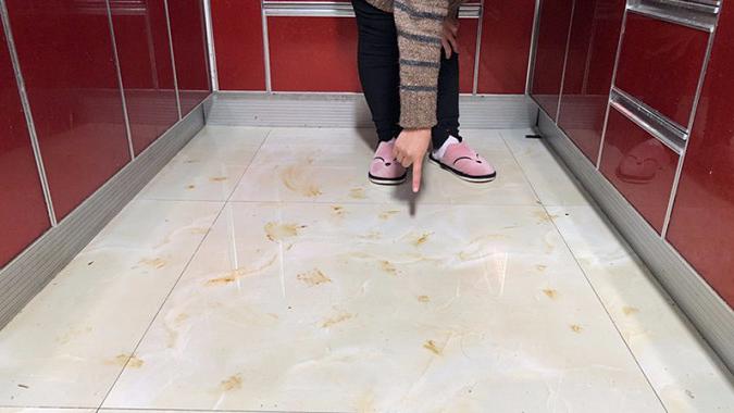 厨房地板油污多,黏鞋又难看,家政阿姨教我这一招,效果太棒了