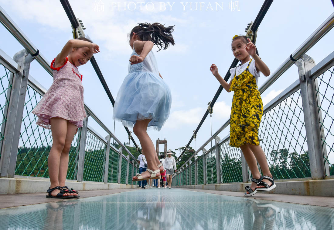 走过《欢乐颂》里的玻璃桥,看游客百态,最欢乐的还是小朋友