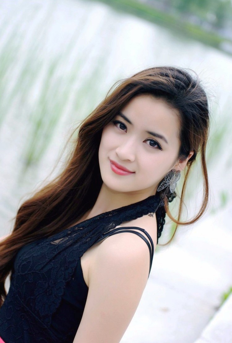 一个人依偎在开满花朵边的清秀美丽姑娘