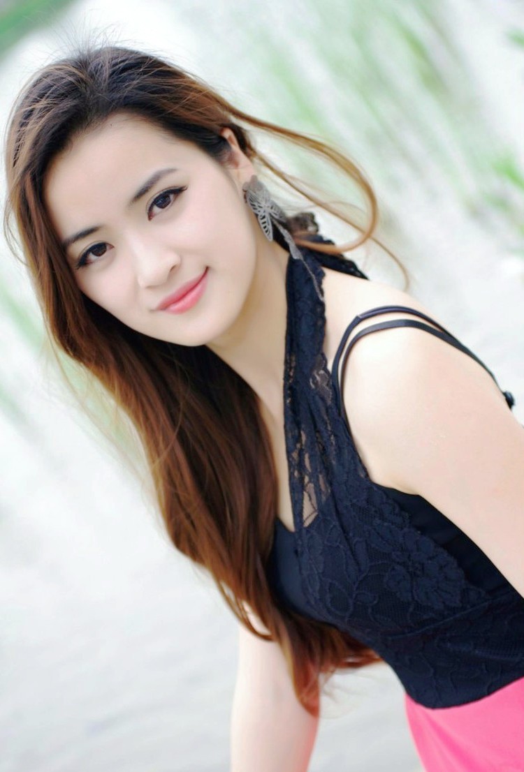 一个人依偎在开满花朵边的清秀美丽姑娘