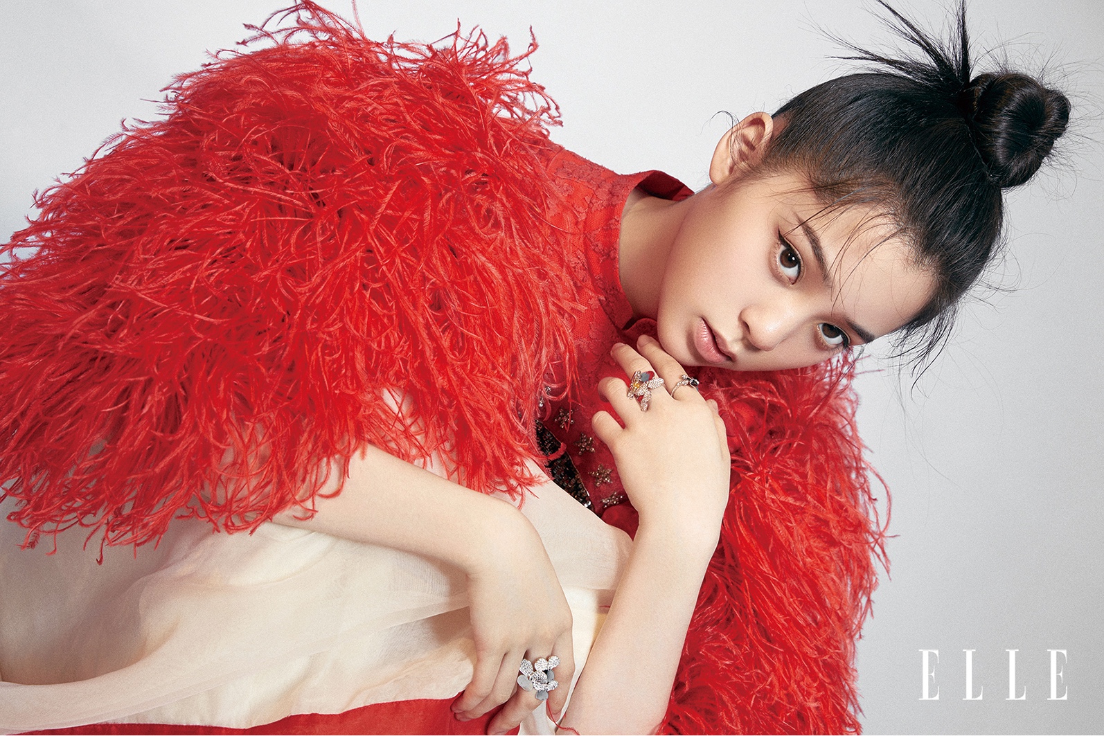 欧阳娜娜金九杂志封面大片发布花与少女相约梦幻