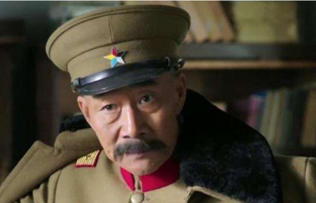 他是军阀中的混世魔王每次到此地都下马步行当地人很感动