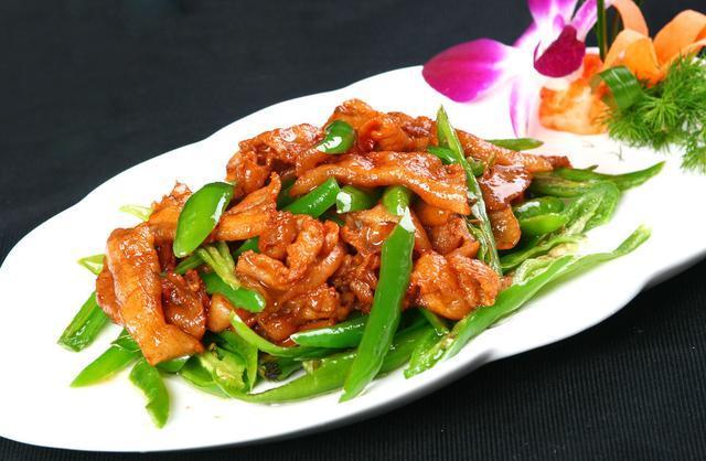 农家小炒肉怎么做才好吃?湘菜大厨告诉你一个小技巧,先收藏了