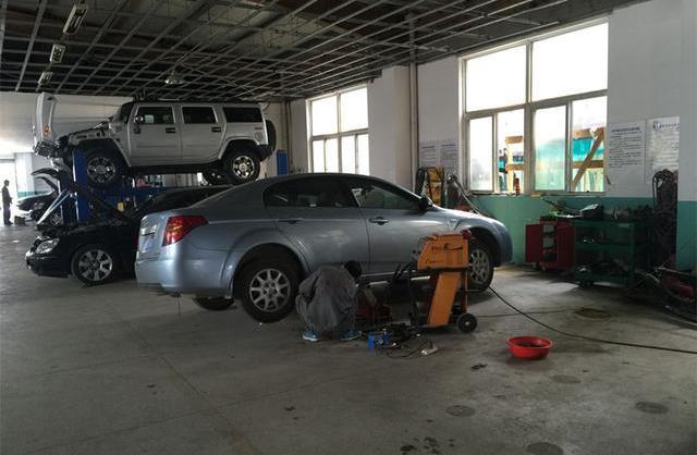 车坏了放修车厂过夜的话,会被偷换零件吗?修车厂员工说出了实话