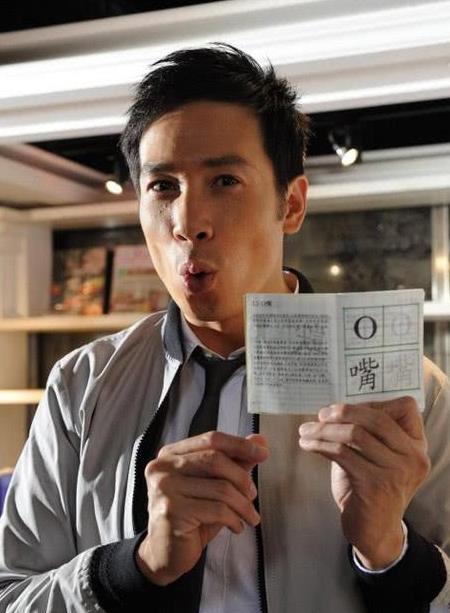 小编找他的照片真是难,基本上都是抿着他的大嘴在笑的,这张还算正常.