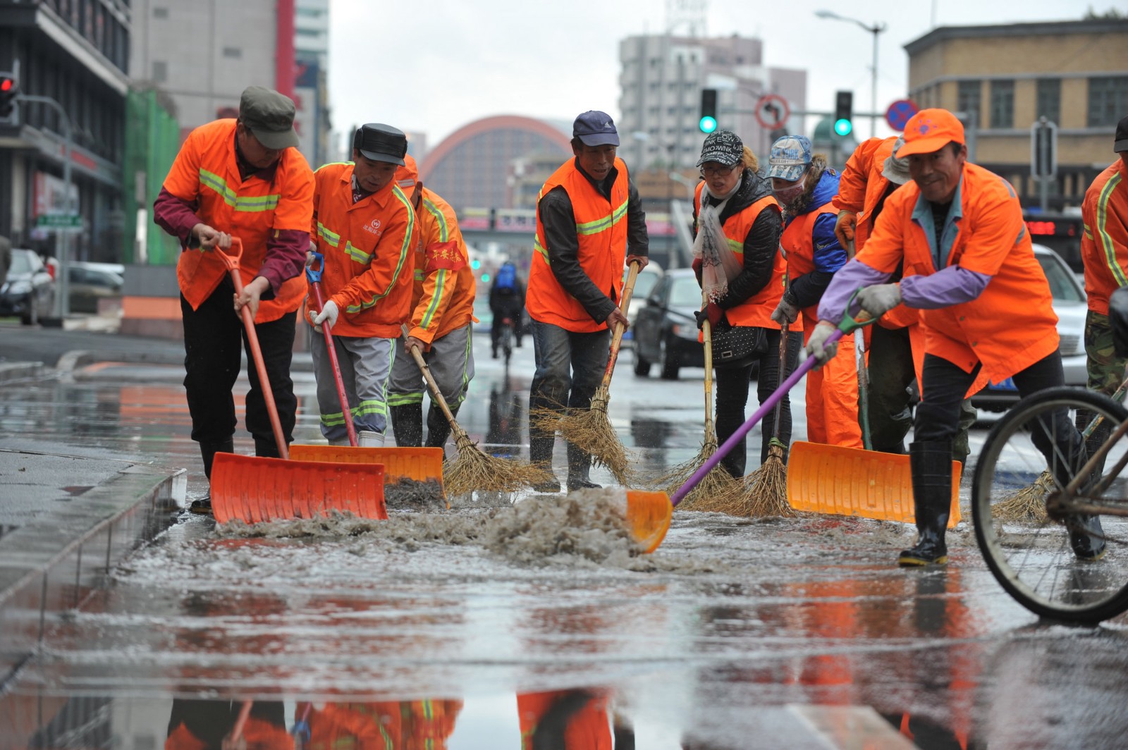 环卫工很辛苦,你我这样做就能帮他们|环卫工|环卫工人|环卫_新浪新闻