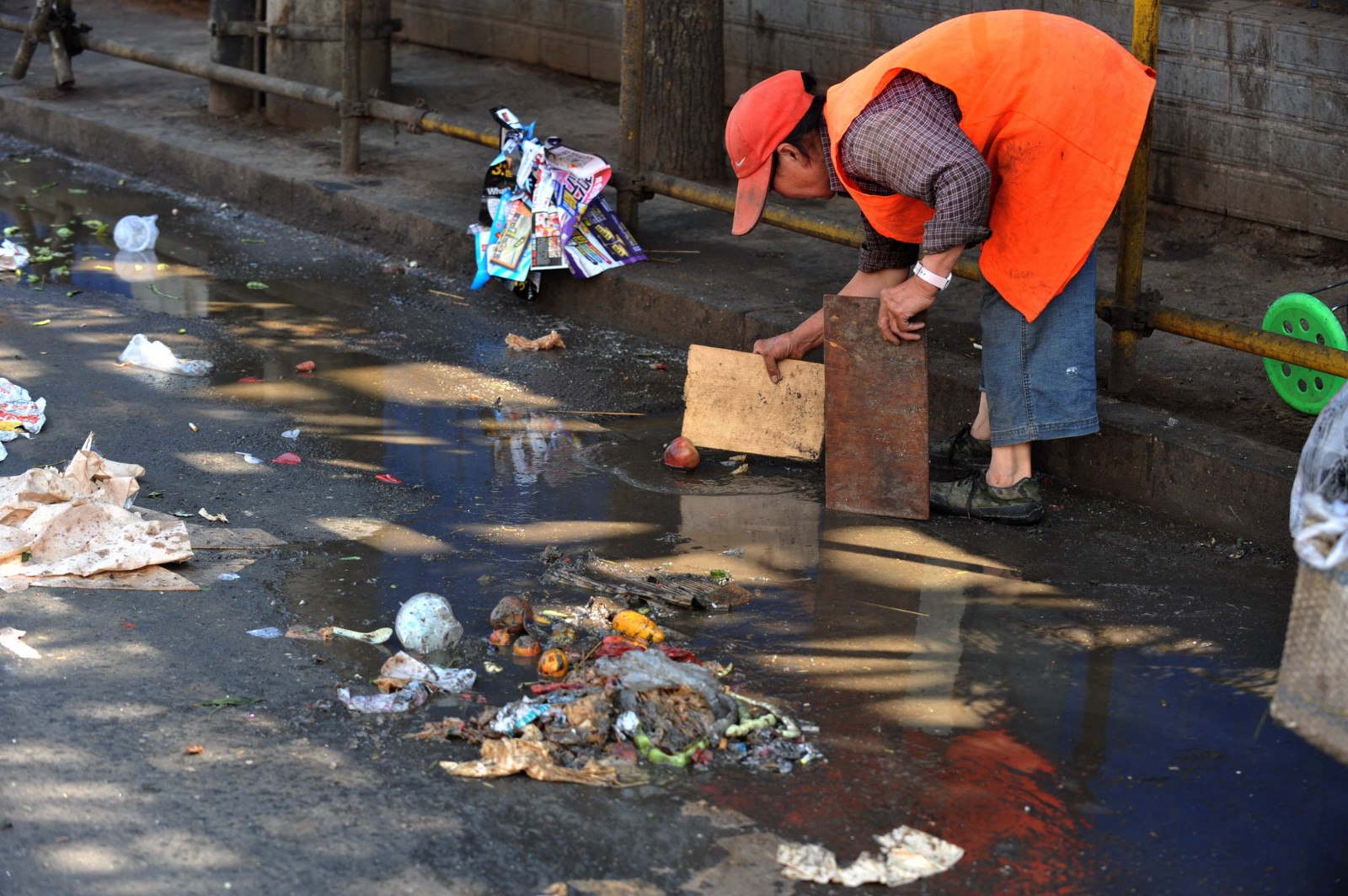环卫工很辛苦,你我这样做就能帮他们|环卫工|环卫工人|环卫_新浪新闻
