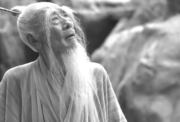 她告诉冯怀安,这陶瓮乃一位仙长所赐,多年前,一个衣着邋遢的道士进村