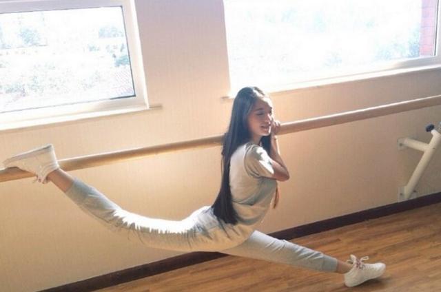 5位明星劈叉:宋茜优雅,杨颖最尴尬,迪丽热巴毫无压力!