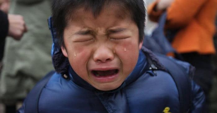 小学生不敢去学校,家长得知实情后,家长怒斥老师:你干嘛吃的