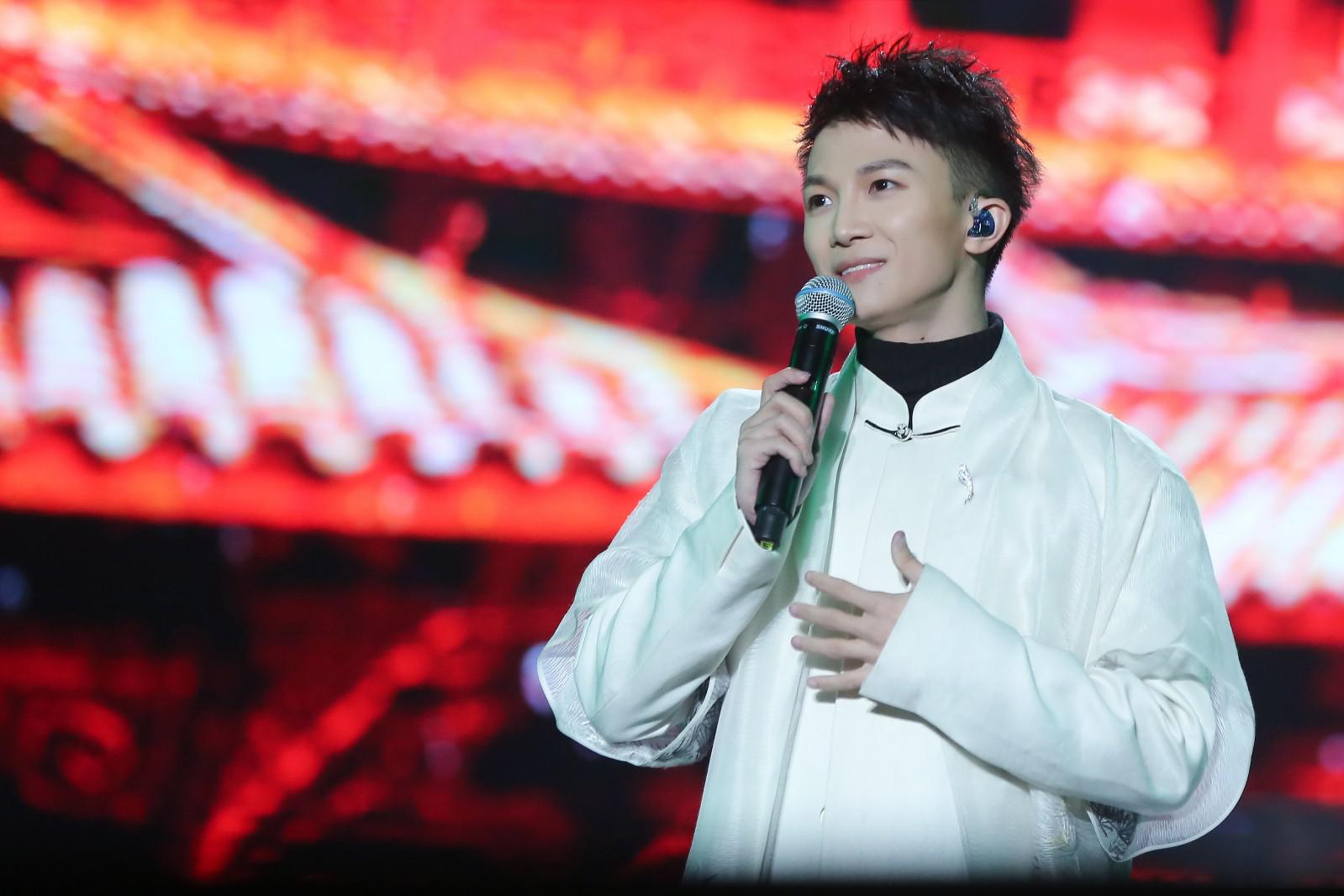 周深国外和国内