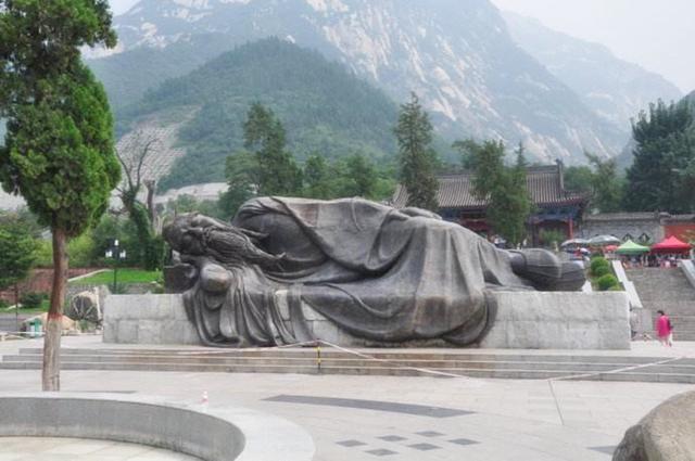 他的"蛰龙法","胎息法",都是练睡功,可以做到呼吸出入无息,心跳减缓