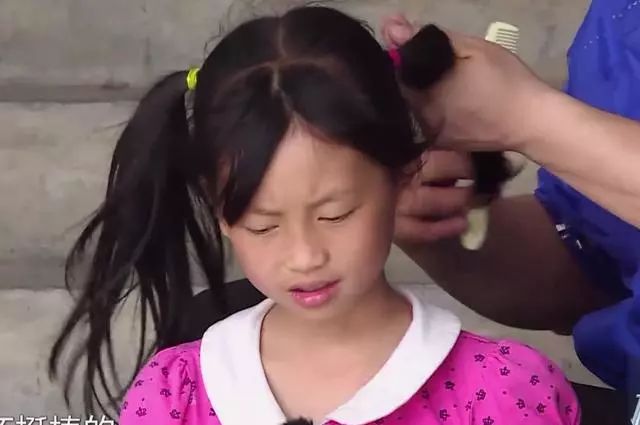 黄渤疼爱小媛丽变女儿奴,为了给她梳头还特意带梳子!