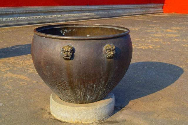 紫禁城里有很多口井,不是用来给皇帝喝的,而是用来做这种事的!