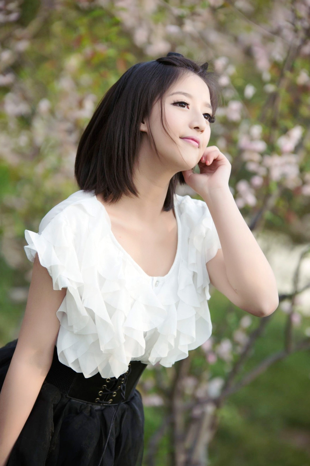 一个年轻时尚,如阳光般温暖笑容的可爱女孩!