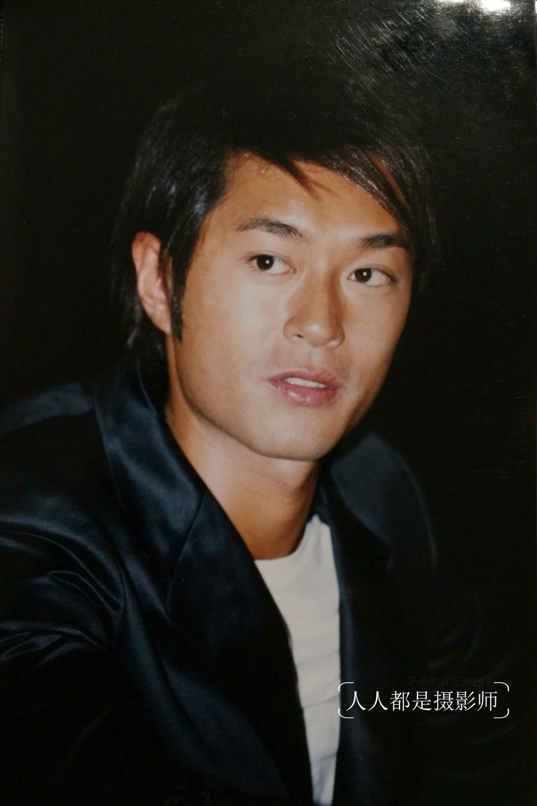 古天乐身穿西装,里面穿一白色体恤衫.