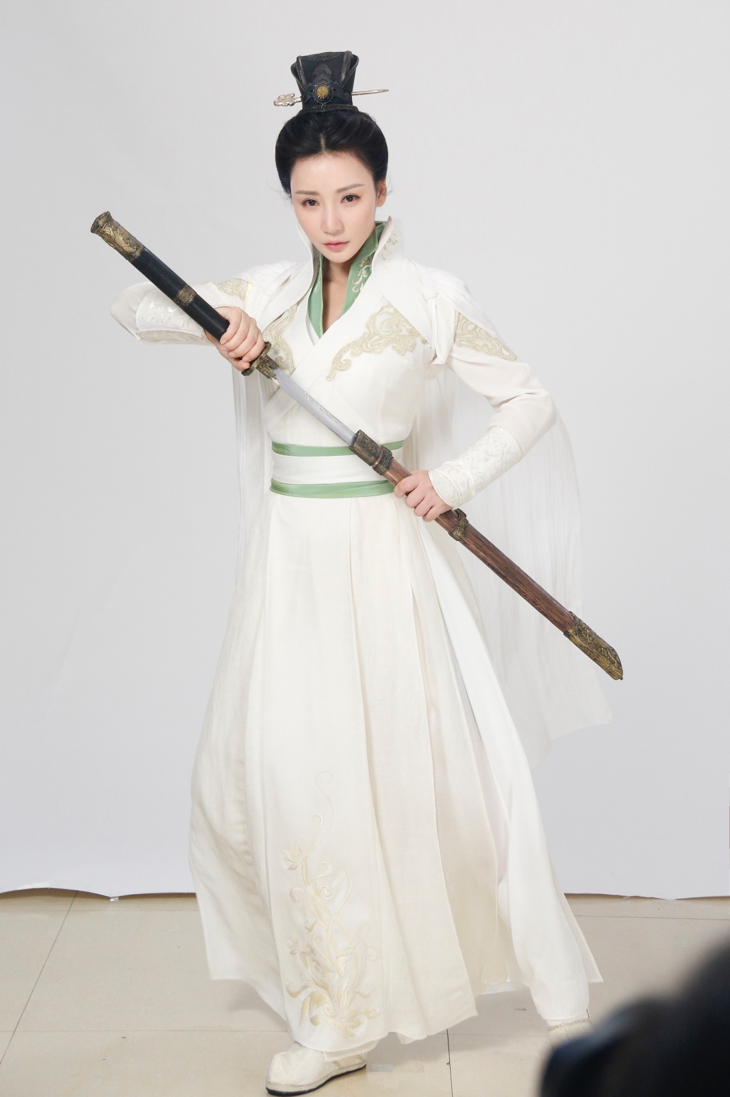 柳岩弃性感扮"成绮韵"男装造型 穿白衣戎装挥剑摆拍英姿飒爽