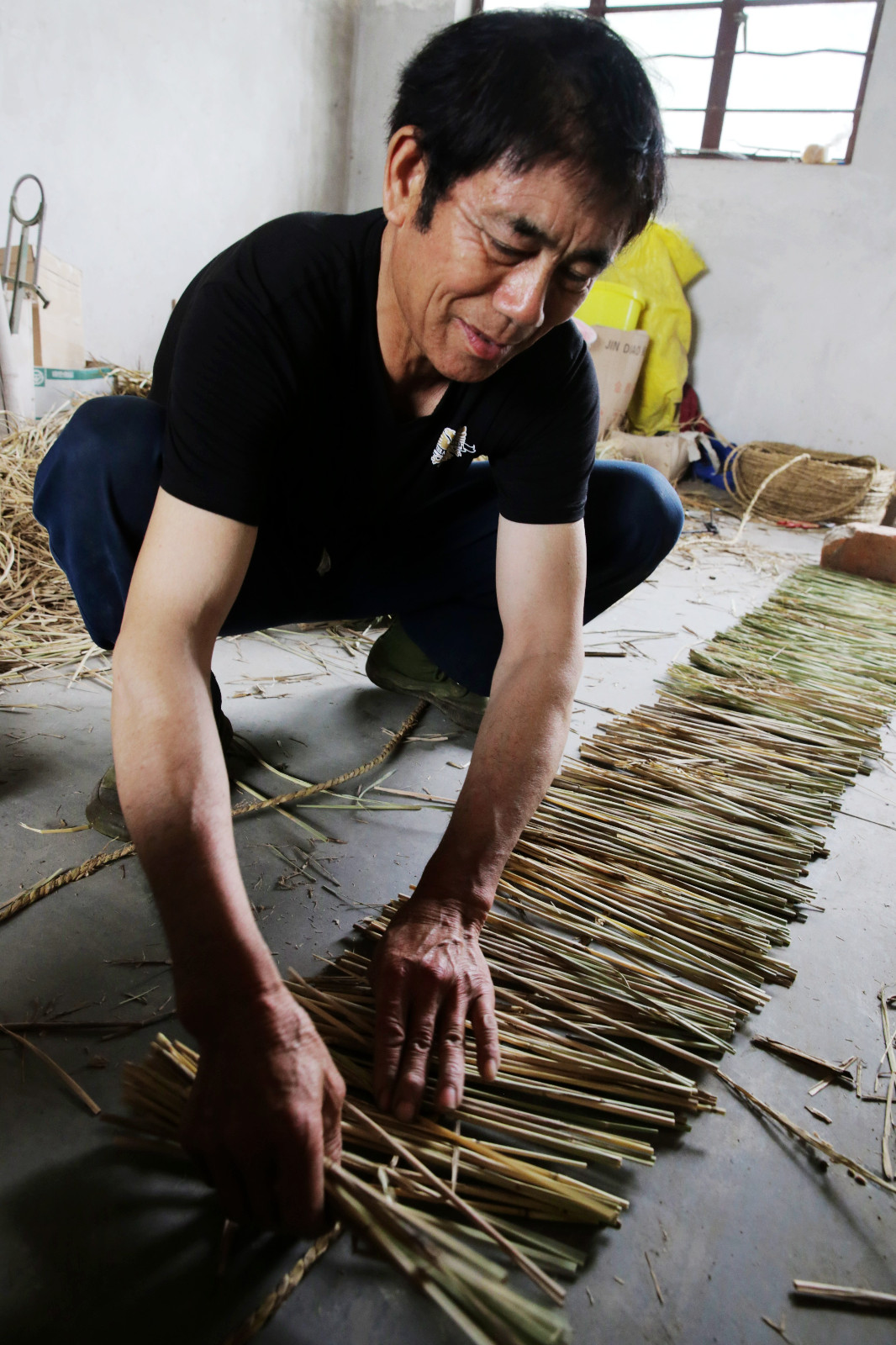 蚕宝宝要上山忙坏了打草龙的华老蚕