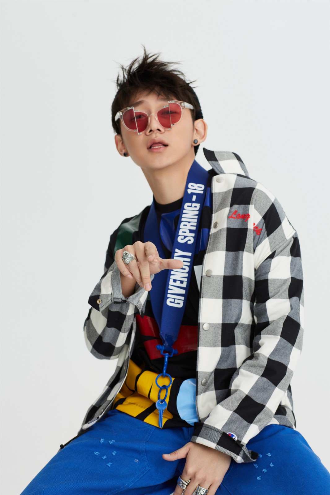 陈宣铭"眼镜杀"摩登写真首发 《热血狂篮》正热播