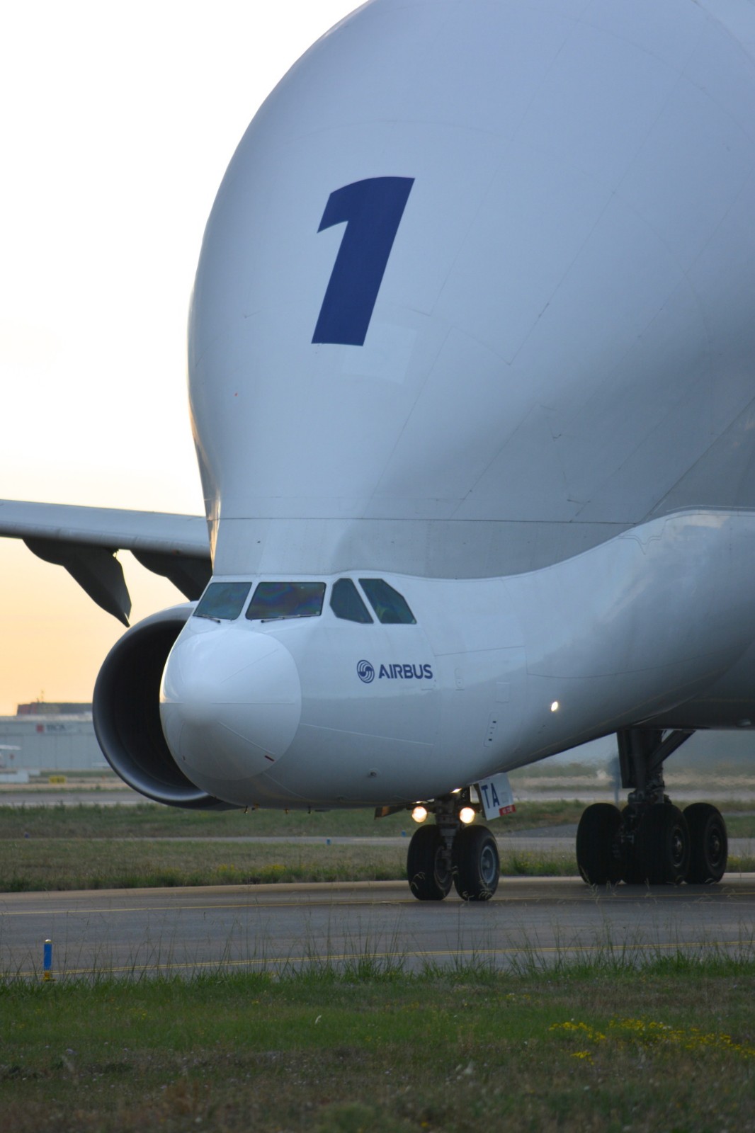 空客beluga大白鲸运输机:用飞机来运载飞机__财经头条